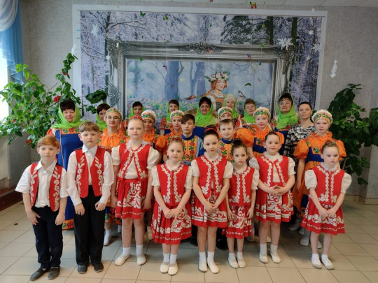 Танцевальный ансамбль "Колокольчики" приняли участие в заключительном концерте районного фестиваля народного творчества.